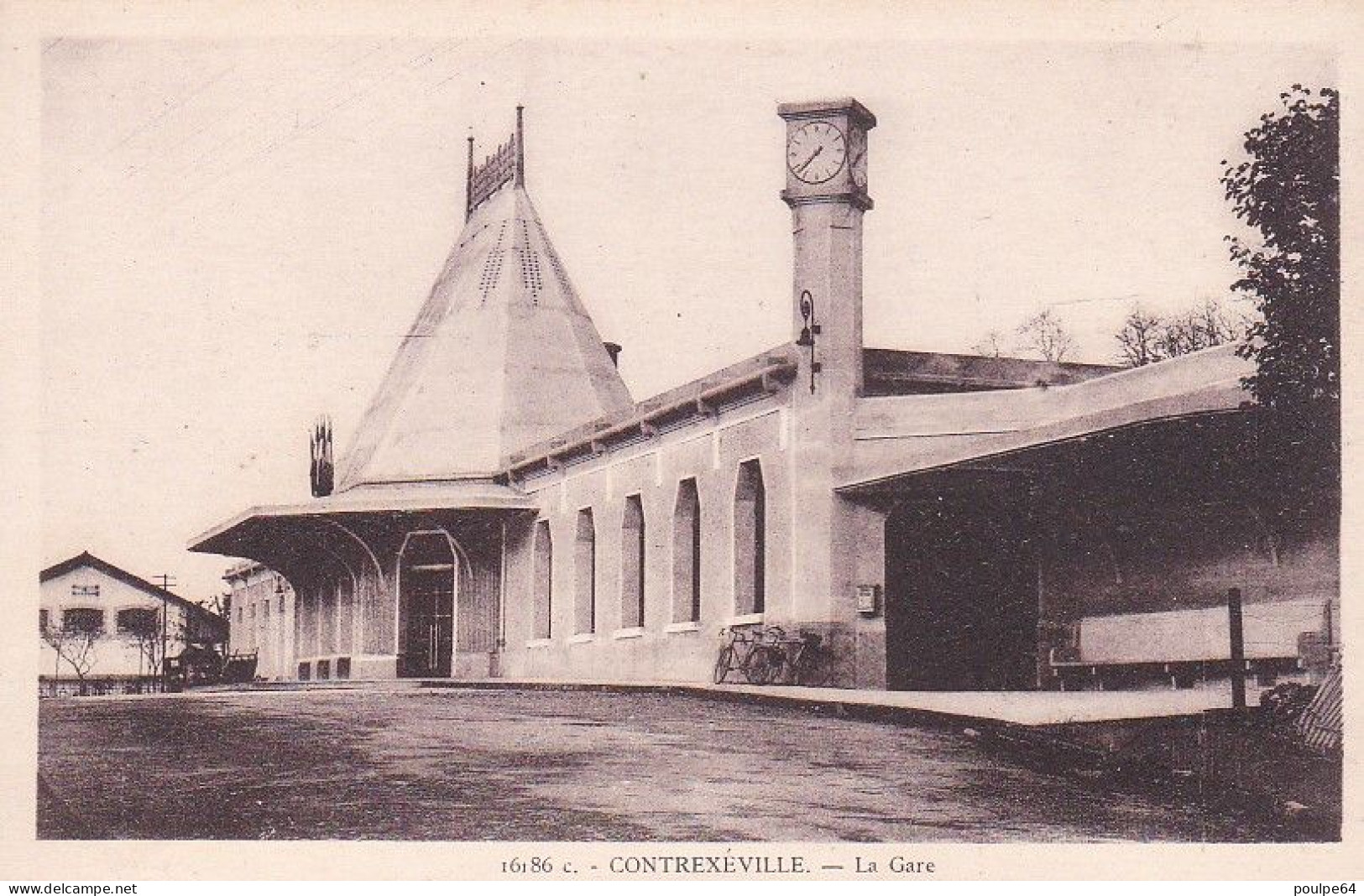 La Nouvelle Gare : Vue Extérieure - Contrexeville