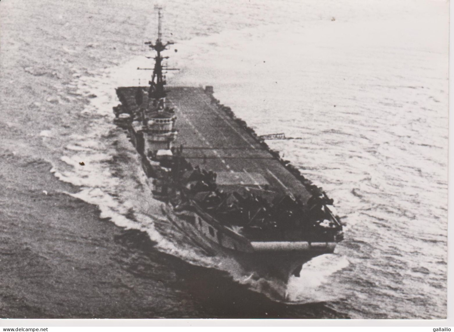 PHOTO PRESSE LE PORTE AVIONS ARROMANCHES EN MANOEUVRE EN MEDITERRANEE AOUT 1956 FORMAT 13 X 18 CMS - Barche