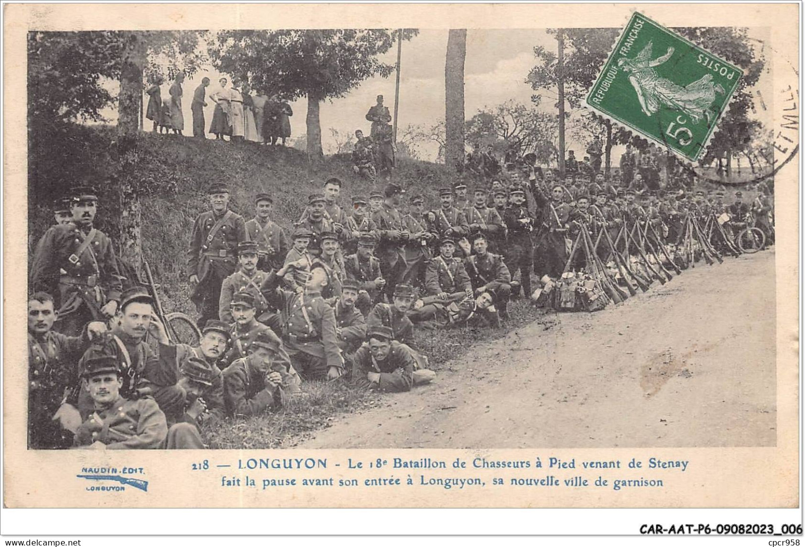 CAR-AATP6-54-0492 - LONGUYON - Le 18ème Bataillon De Chasseurs à Pied Venant De Stenay Fait La Pause à Son Entrée  - Longuyon