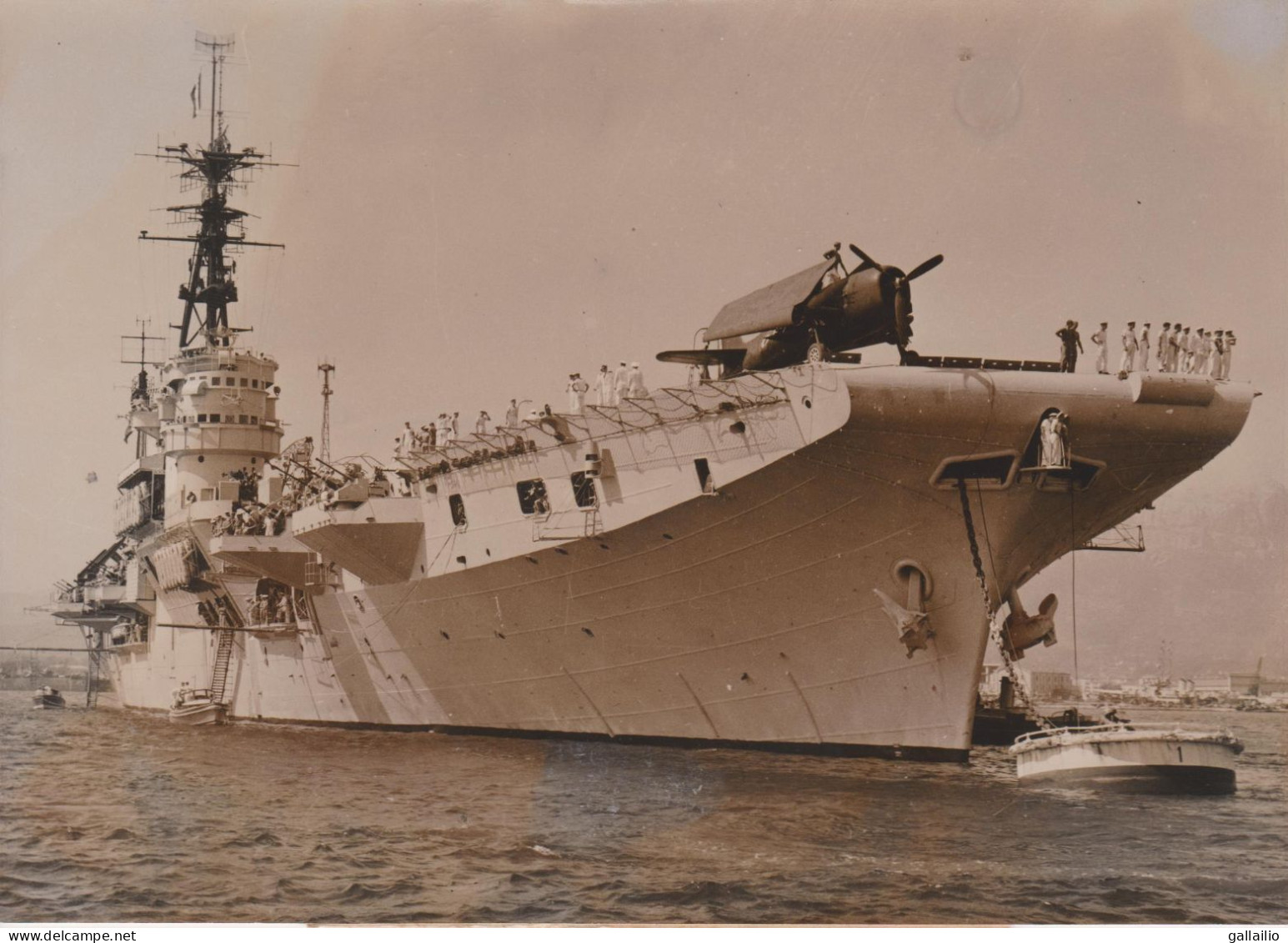 PHOTO PRESSE LE PORTE AVIONS ARROMANCHES RENTRE D'INDOCHINE MARS 1952 FORMAT 13 X 18 CMS - Schiffe