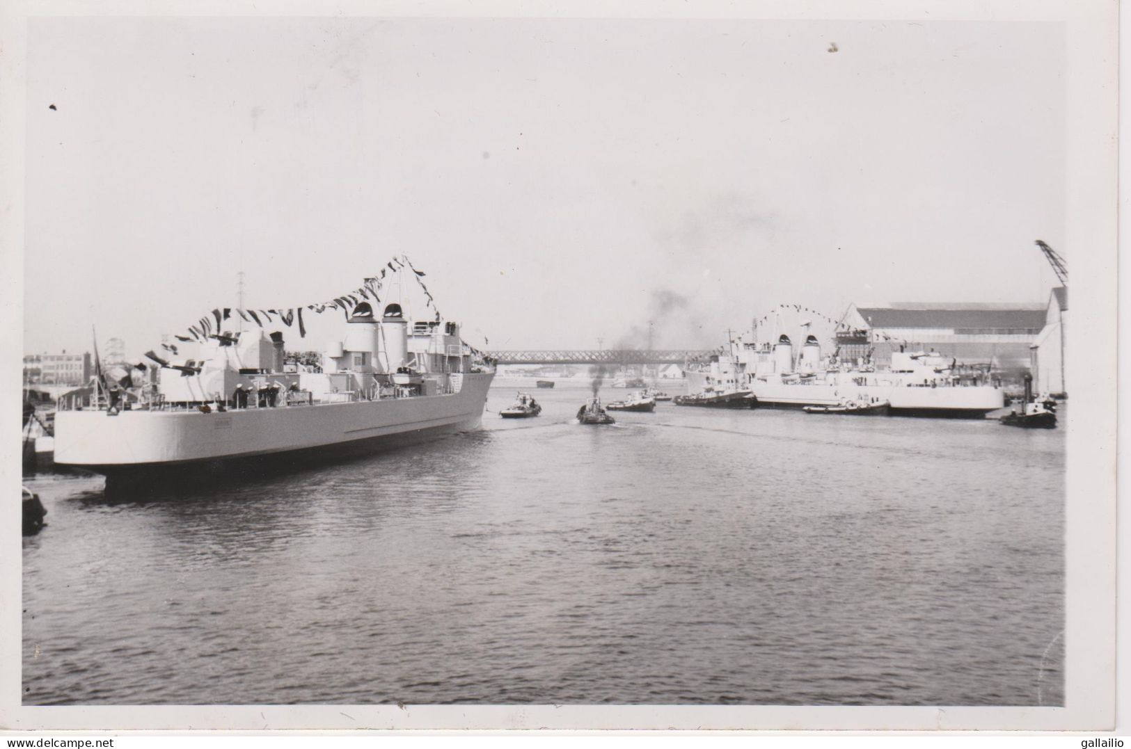 PHOTO PRESSE LES ESCORTEURS KERSAINT ET SURCOUF A LORIENT OCTOBRE 1953 FORMAT 13 X 18 CMS - Boats