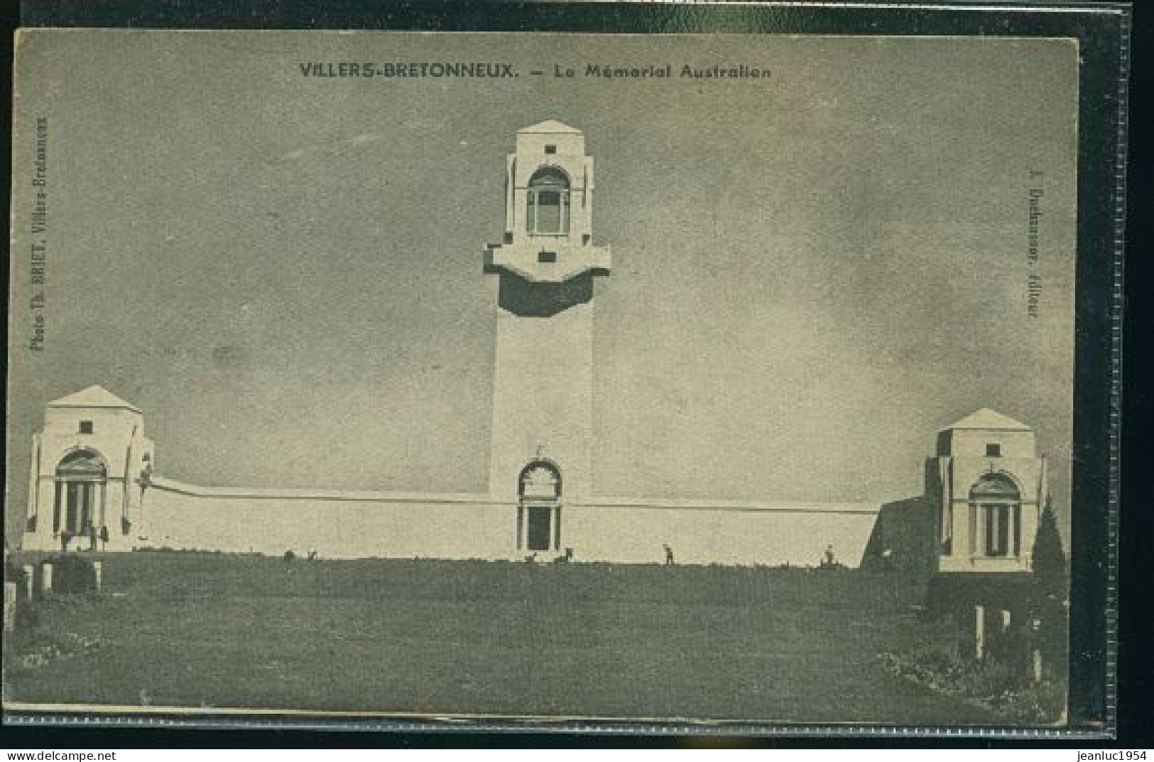 VILLERS BRETONNEUX LE MEMORIAL   (    Mes Cartes Ne Sont Pas Jaunies ) - Villers Bretonneux