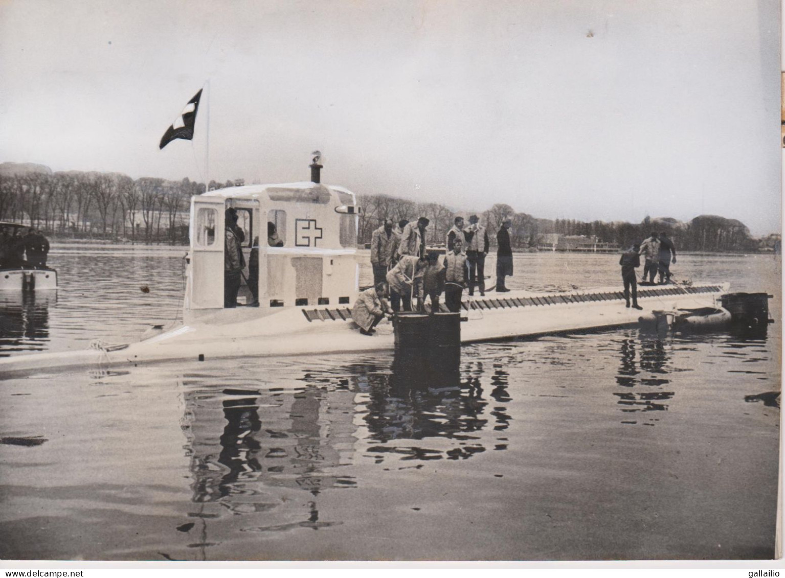 PHOTO PRESSE LE SOUS MARIN MESOSCAPHE PLONGE DANS LE LAC LEMAN AVRIL 1964 FORMAT 13 X 18 CMS - Boten