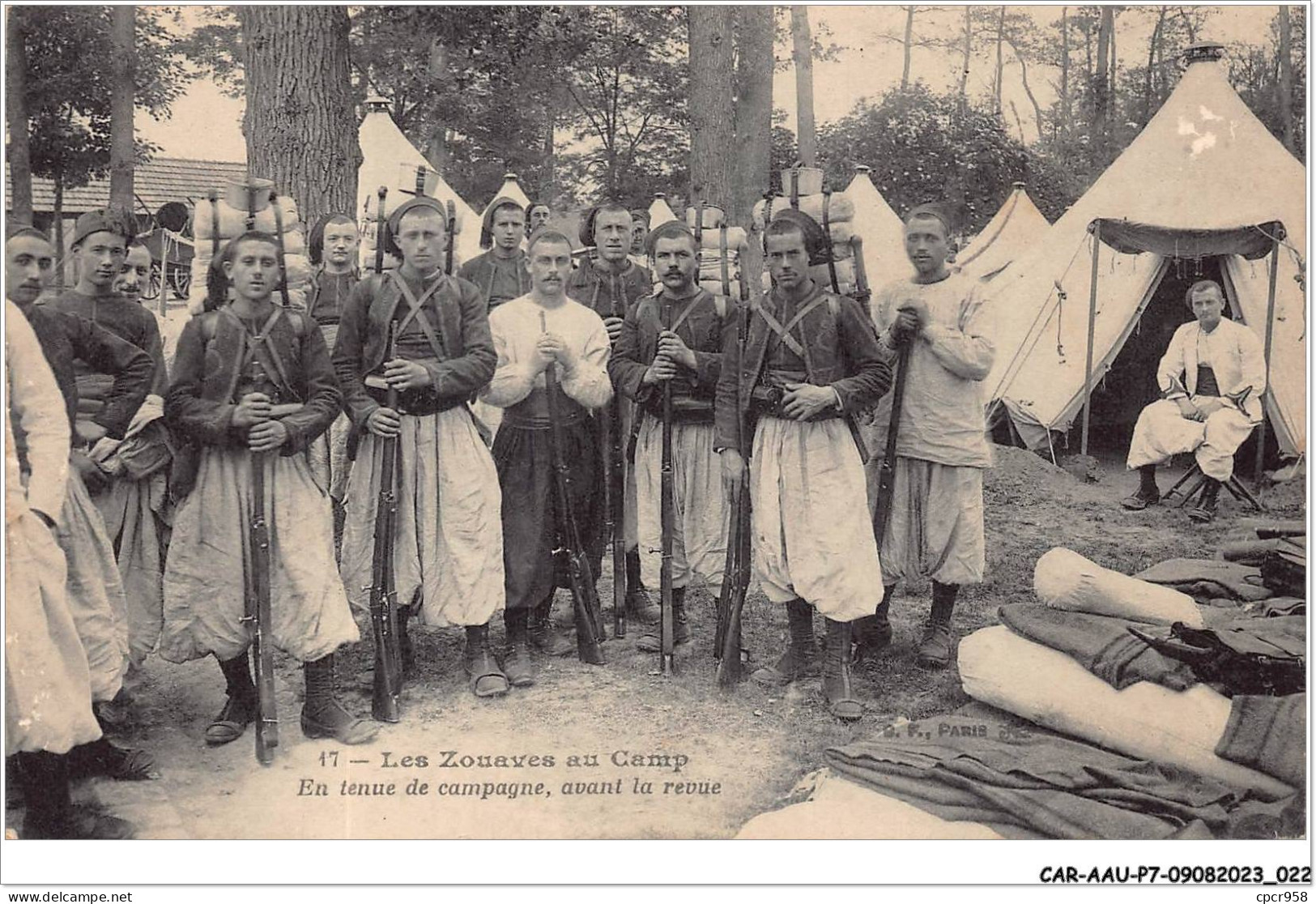 CAR-AAUP7-0465 - MILITAIRE - Les Zouaves Au Camp - En Tenue De Campagne - Avant La Revue - Kasernen