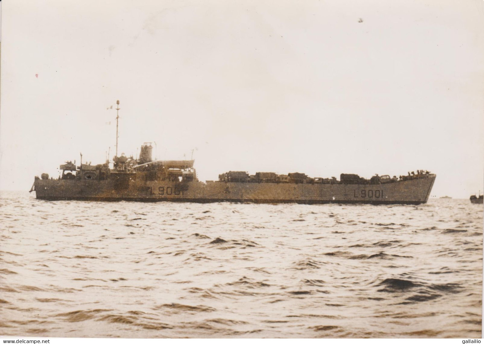 PHOTO PRESSE UNE MINE EXPLOSE EN RADE D'ALGER SUR LE L S T LEITA DECEMBRE 1961  FORMAT 13 X 18 CMS - Schiffe
