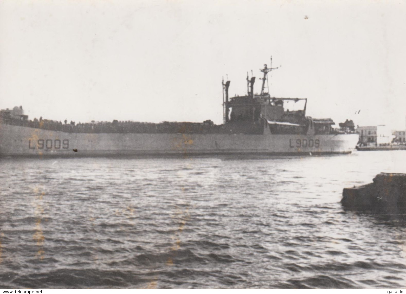 PHOTO PRESSE UN NAVIRE DE GUERRE FRANCAIS QUITTE LE PORT DE BIZERTE OCTOBRE 1963 FORMAT 13 X 18 CMS - Schiffe