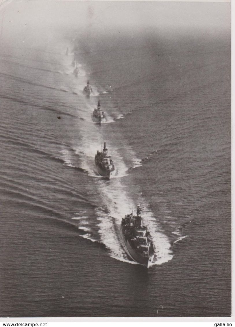 PHOTO PRESSE VUE AERIENNE MANOEUVRE NAVALE FORMAT 13 X 18 CMS - Boats