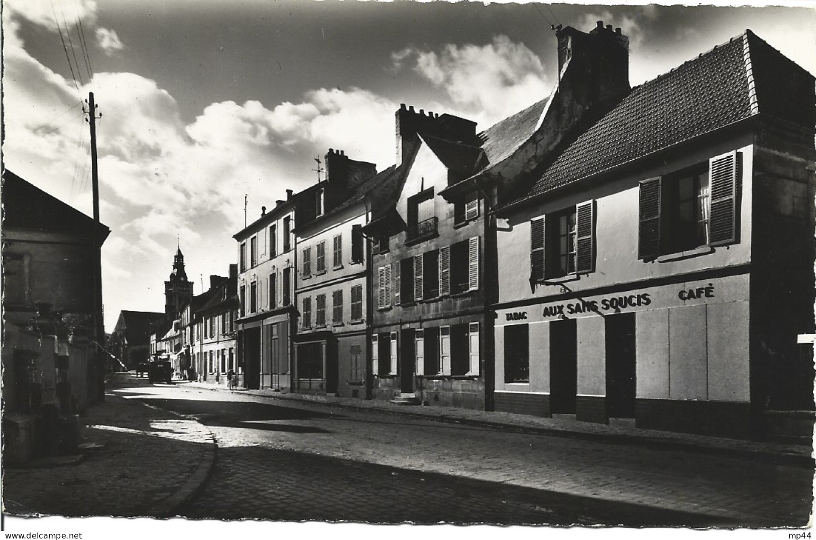 4  ---  95  VIARMES   La Rue De Paris Et L'Eglise - Viarmes