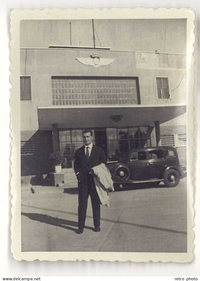 Photo Homme Devant Automobile à Identifier , Madrid 1946 ( Aéroport ?) (dd) - Coches