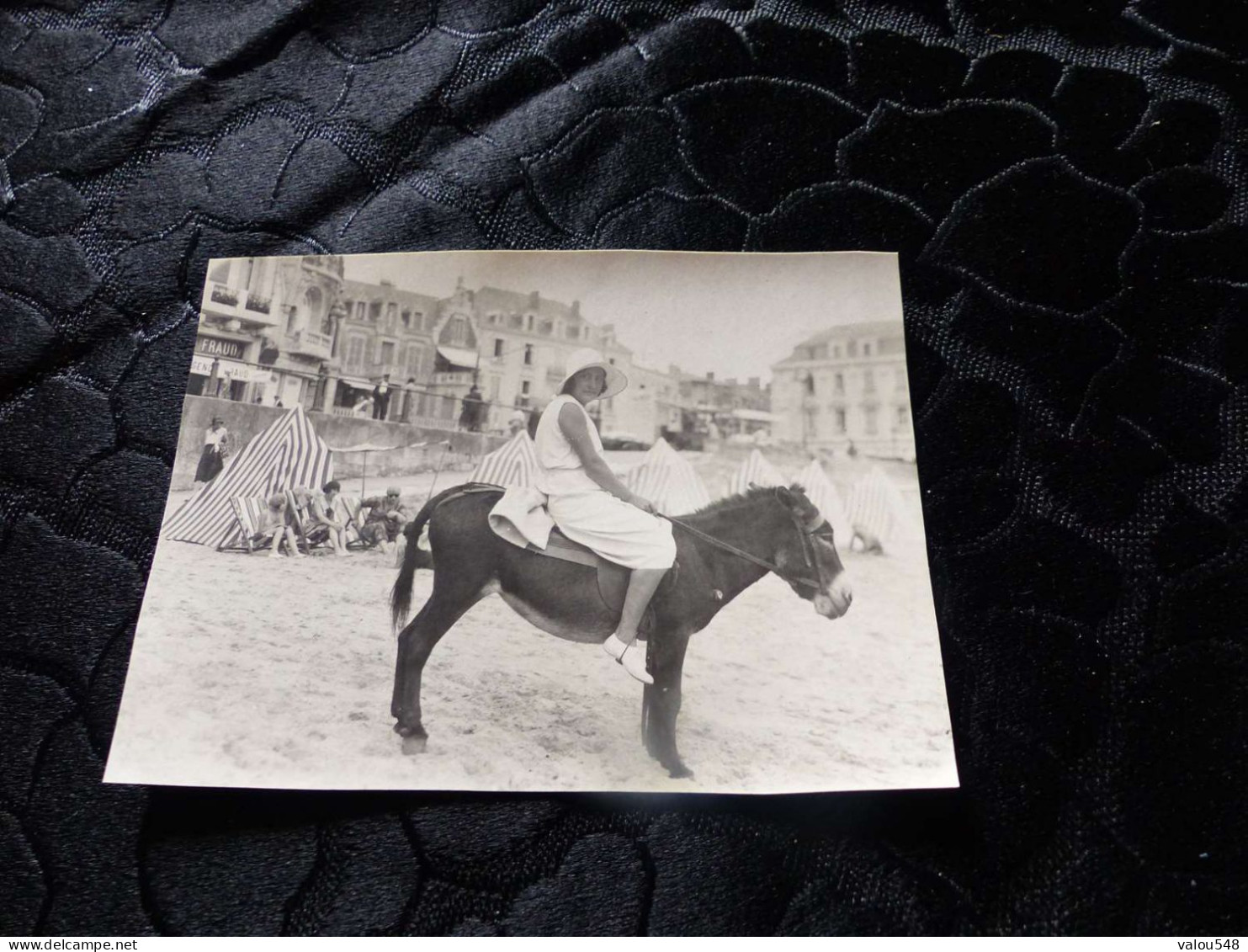 P-152 , Photo Animal, Ballade à Dos D'âne , Les Sables D'Olonne, 1930 - Autres & Non Classés