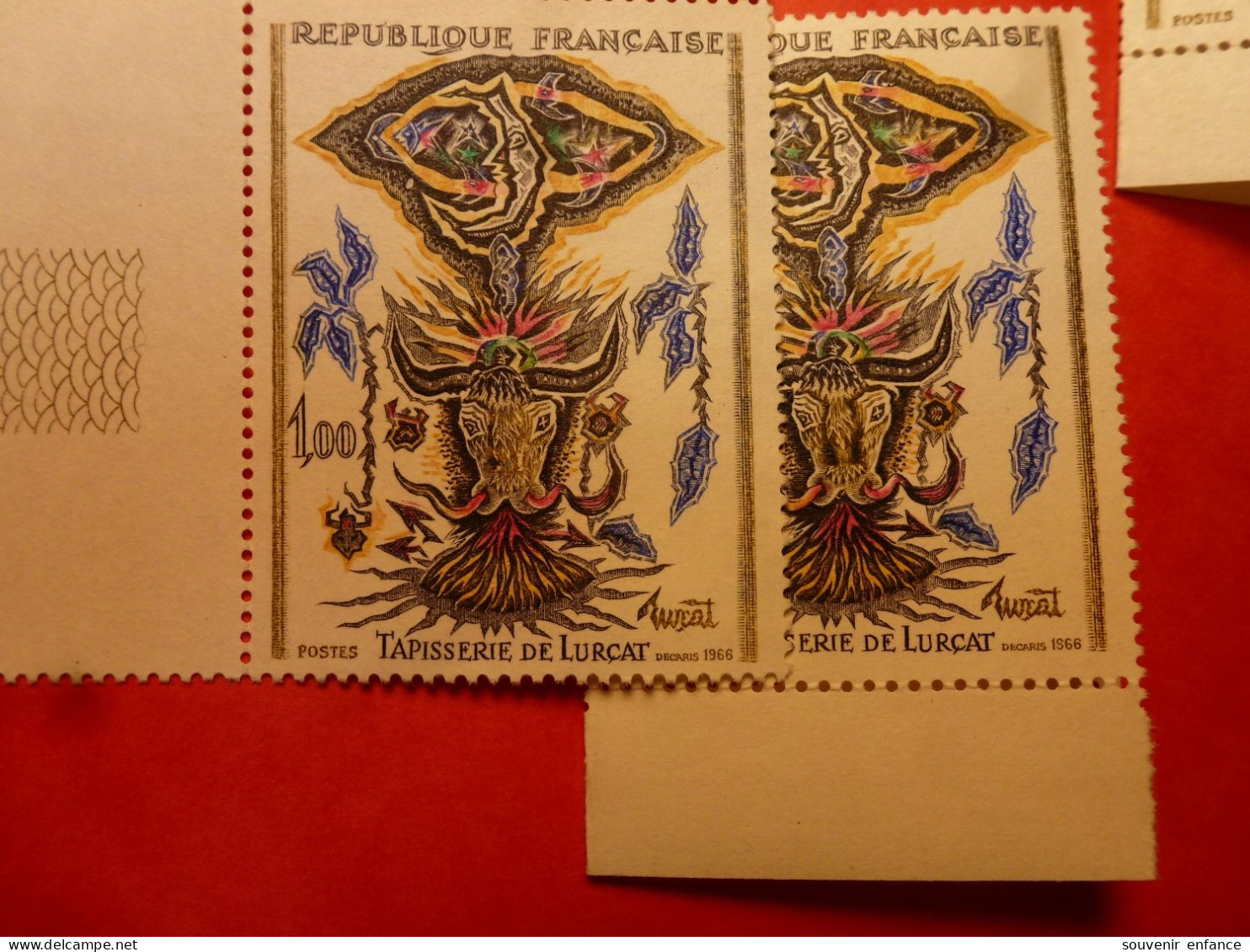 N° 1493 Tapisserie De Lurçat Jaune Décalé Vers La Droite Avec Feuille Noire Et Un Ex Absence D'un Naseau  Neuf ** - Unused Stamps