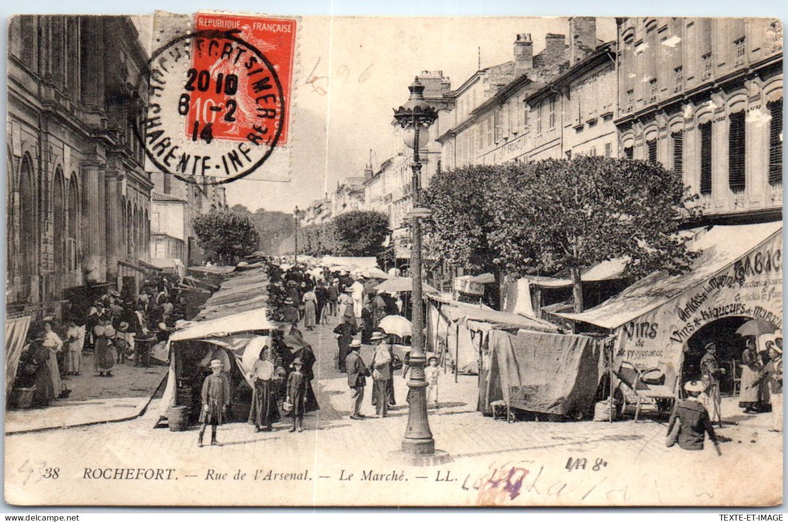 17 ROCHEFORT SUR MER - Le Marche Dans La Rue De L'arsenal  - Rochefort