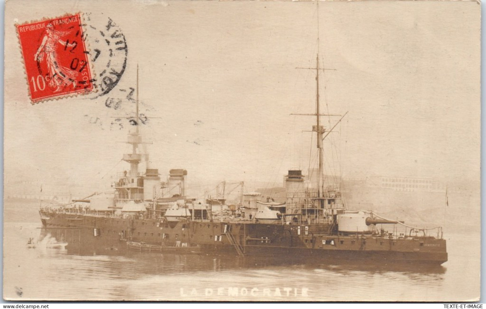 BATEAUX DE GUERRE - CARTE PHOTO - LA DEMOCRATIE  - Warships