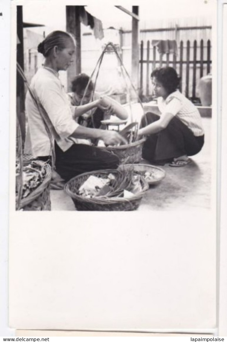 Photo  INDOCHINE  CAMBODGE  Phnom Penh Ou Environs Vendeuses Chinoises Réf 30363 - Asia