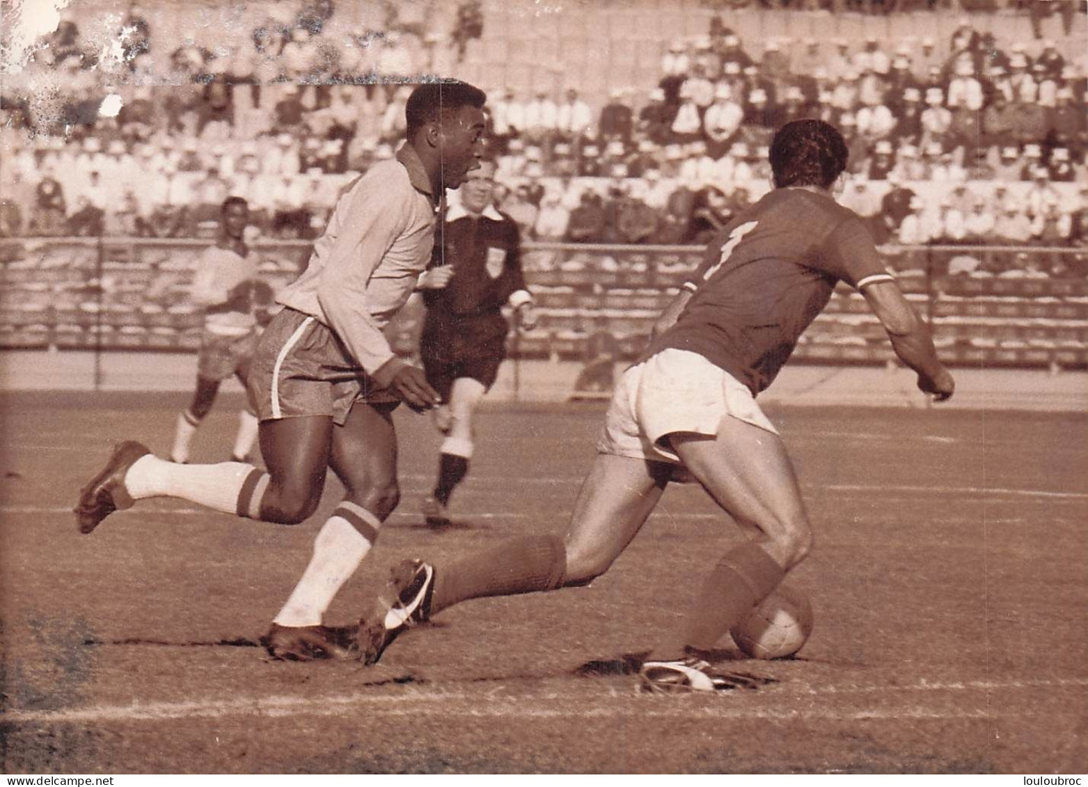 FOOTBALL PELE AU CHILI COUPE DU MONDE 1962 LE BRESIL CONTRE LA TCHECOSLOVAQUIE PELE BLESSE PHOTO 18X13CM - Sporten