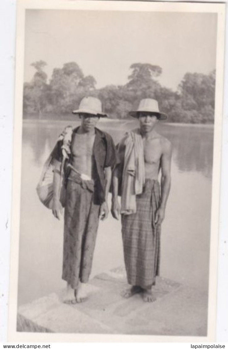 Photo  INDOCHINE  CAMBODGE  Phnom Penh Ou Environs Jeunes Hommes Cambodgiens  Réf 30365 - Asien