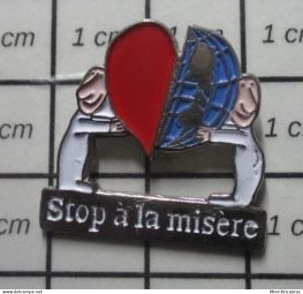 121 Pins Pin's / Rare & Belle Qualité  ASSOCIATIONS / STOP A LA MISERE - Asociaciones