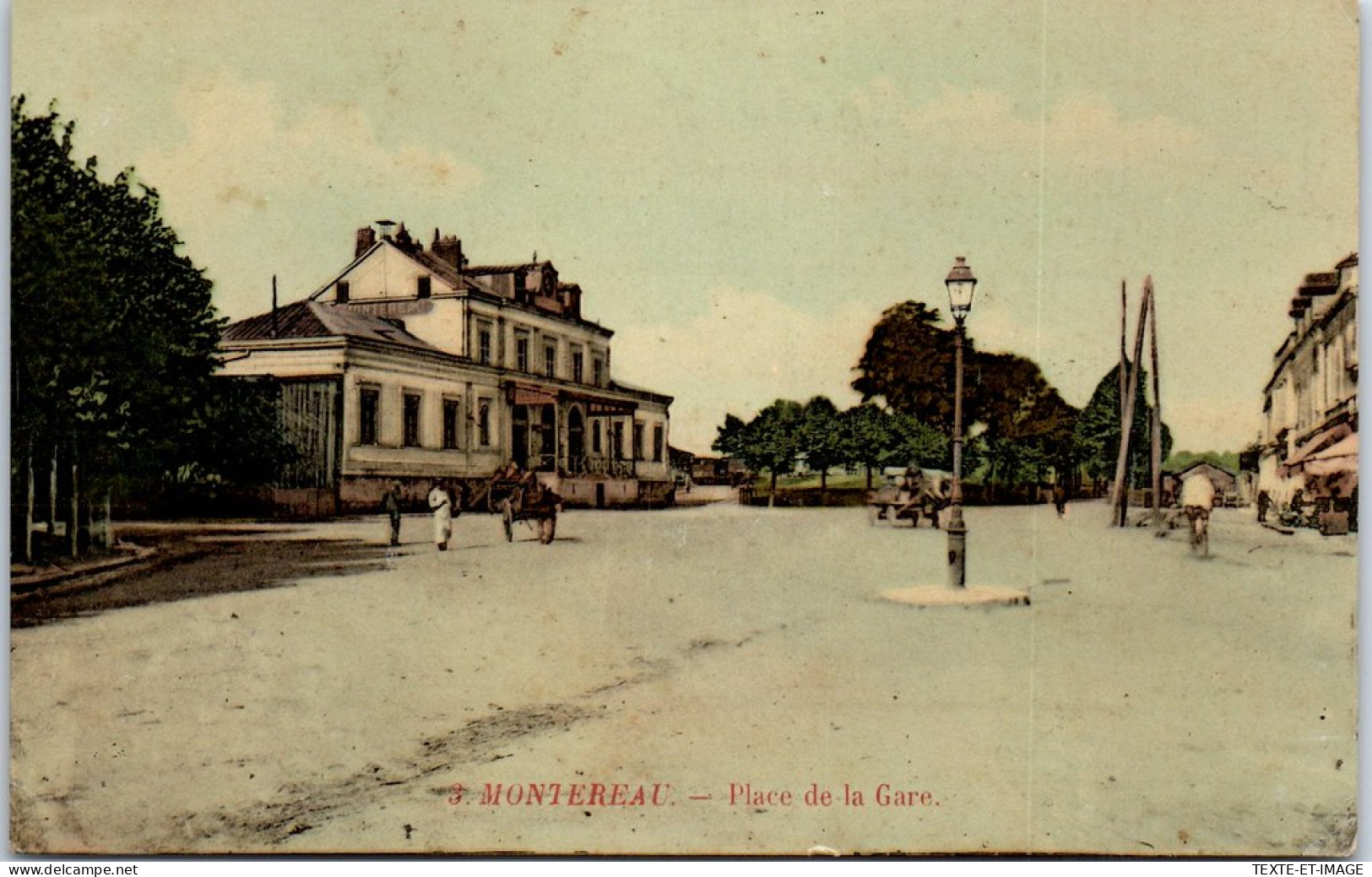 77 MONTEREAU - La Place De La Gare. - Montereau