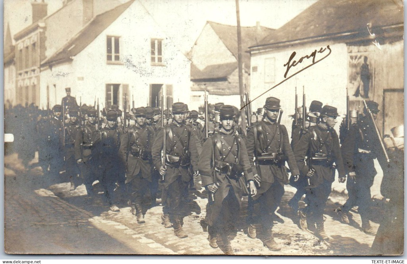 02 SOISSONS - CARTE PHOTO - Passage De Troupe En Ville (1906) - Soissons