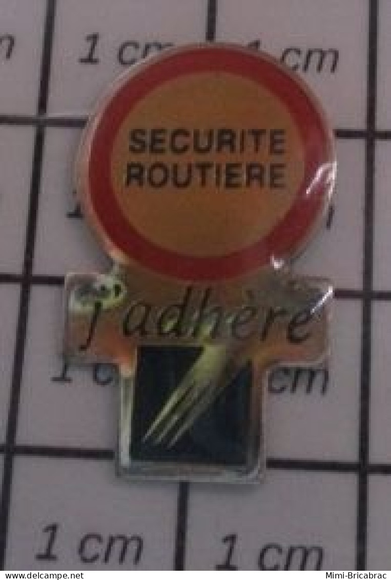2517 Pin's Pins / Beau Et Rare / MARQUES / PANNEAU ROUTIER SECURITE ROUTIERE J'ADHERE DDE - Marques