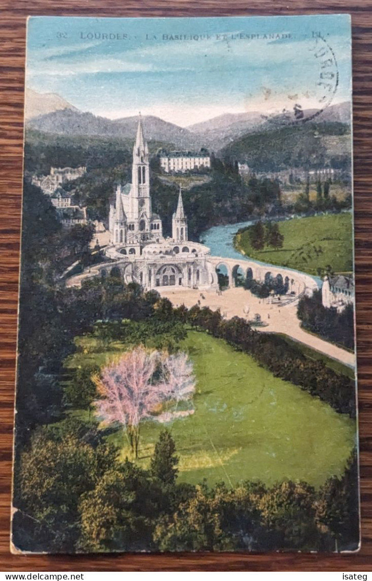 Carte Postale Ancienne Colorisée Lourdes : La Basilique Et L'Esplanade - Non Classés