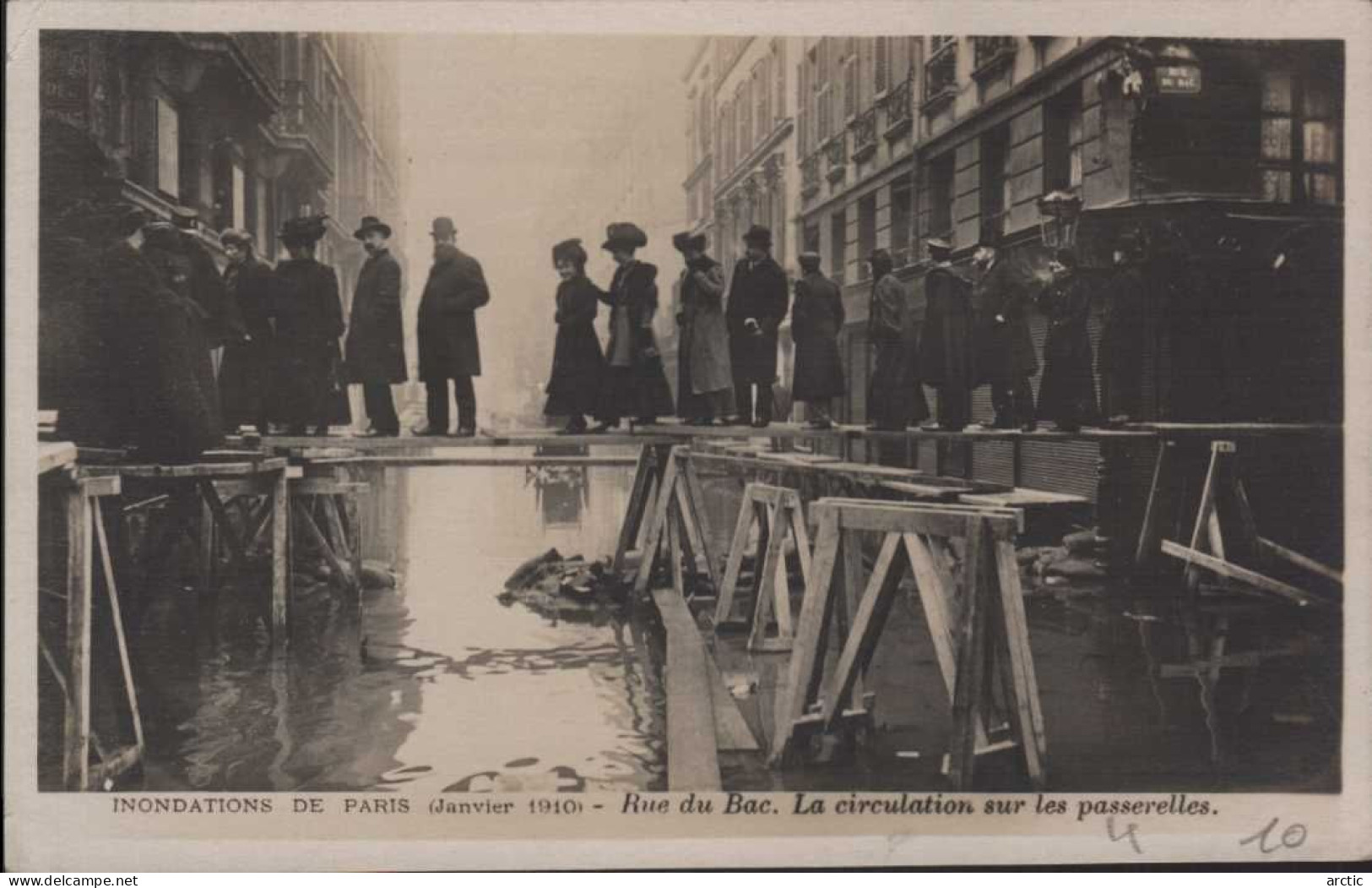 Inondations De PARIS Rue Du Bas La Circulation Sur Les Passerelles - La Crecida Del Sena De 1910