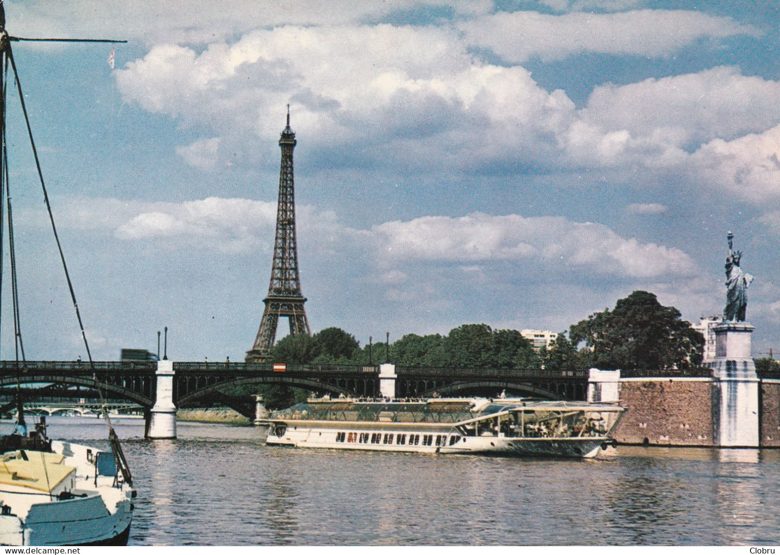 75, Paris, La Seine, La Tour Eiffel Et Le Bateau Mouche - Eiffelturm