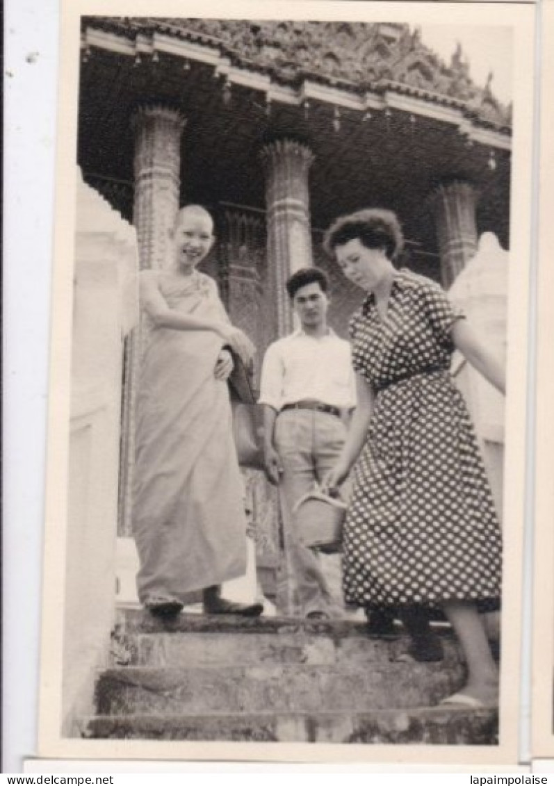 2 Photos  INDOCHINE  CAMBODGE  Phnom Penh Ou Environs Moine Devant Temple Réf 30366 - Asia