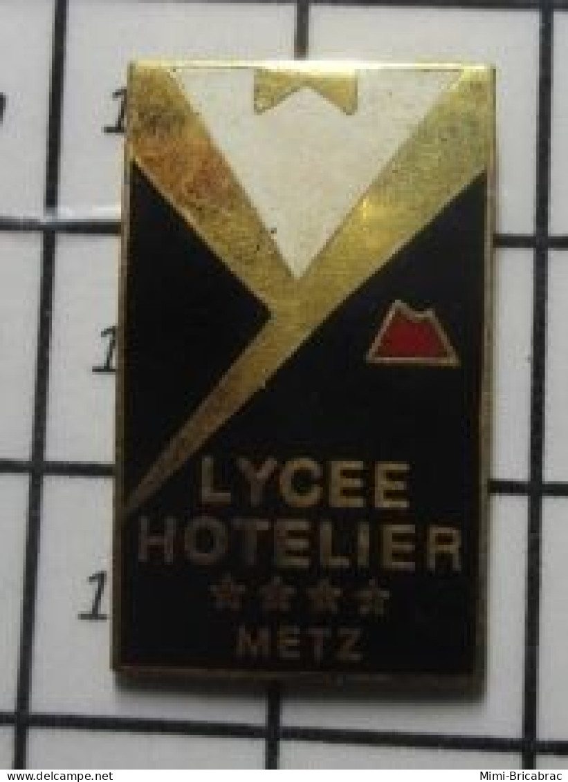 710e Pin's Pins / Beau Et Rare / ADMINISTRATIONS / LYCEE HOTELIER METZ SERVEUR NOEUD PAPILLON - Administración