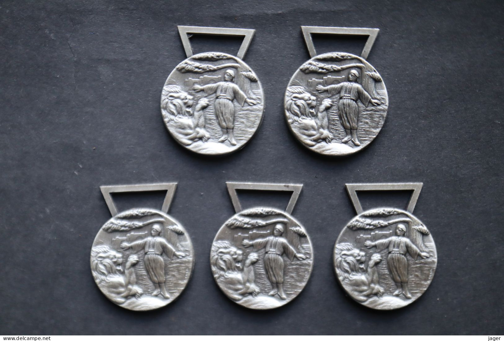 Liban 5 Médailles Libanaises 2 Eme Classe Argent - Autres & Non Classés