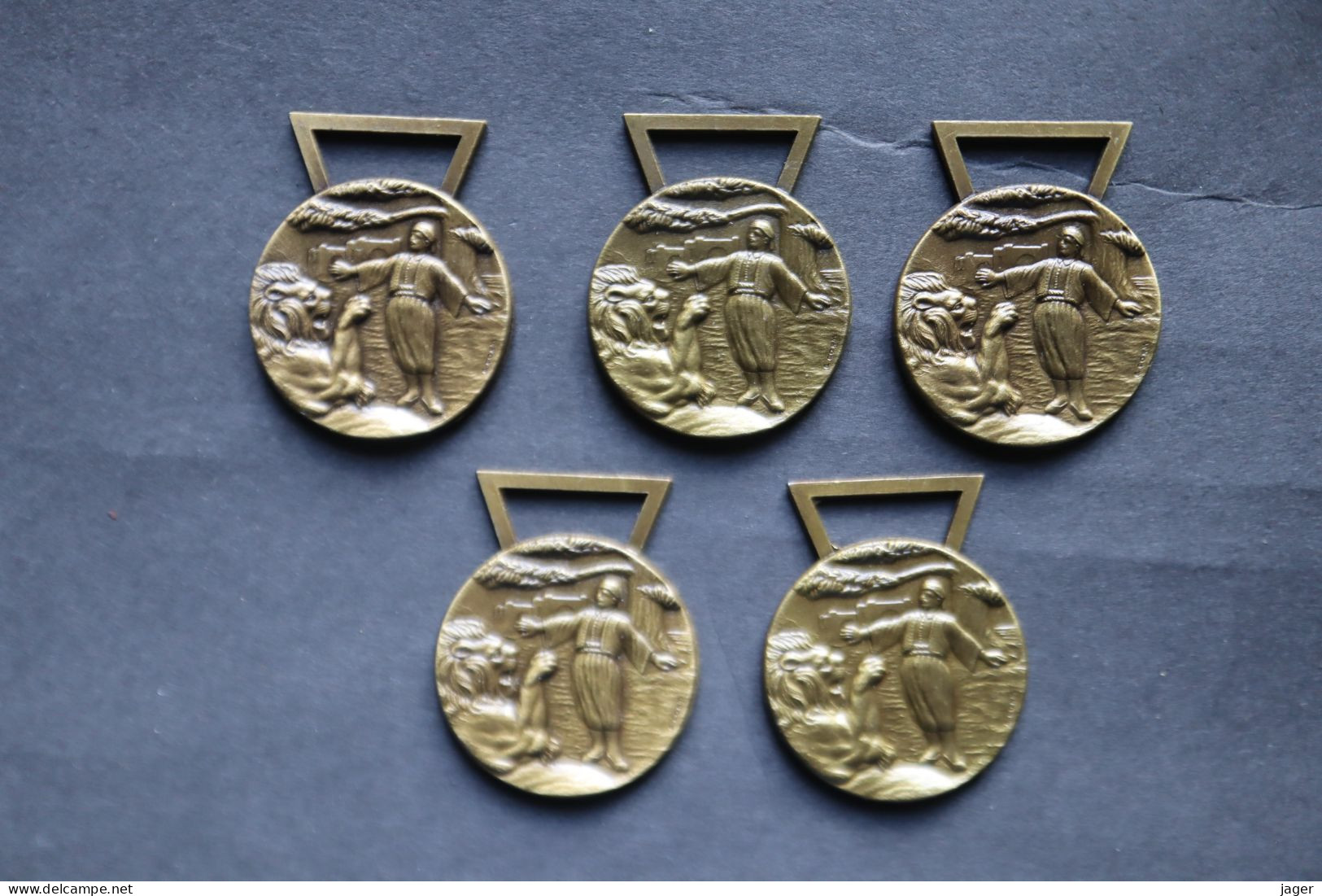 Liban 5 Médailles Libanaises 3 Eme Classe Bronze - Andere & Zonder Classificatie