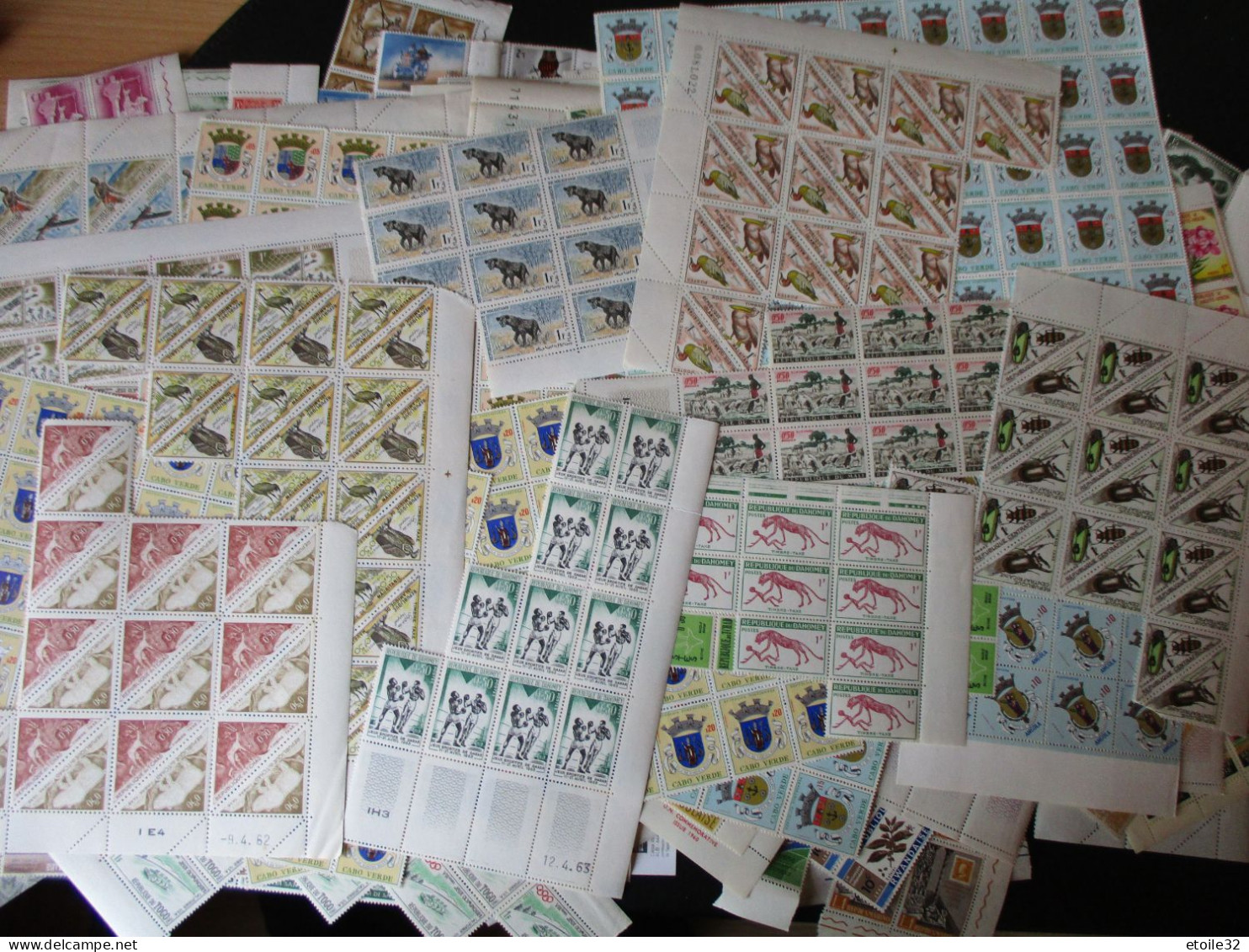 GROS LOT FEUILLES + de 1800 timbres MNH ** + 500/600 obl.