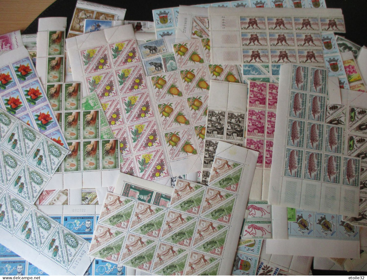 GROS LOT FEUILLES + de 1800 timbres MNH ** + 500/600 obl.