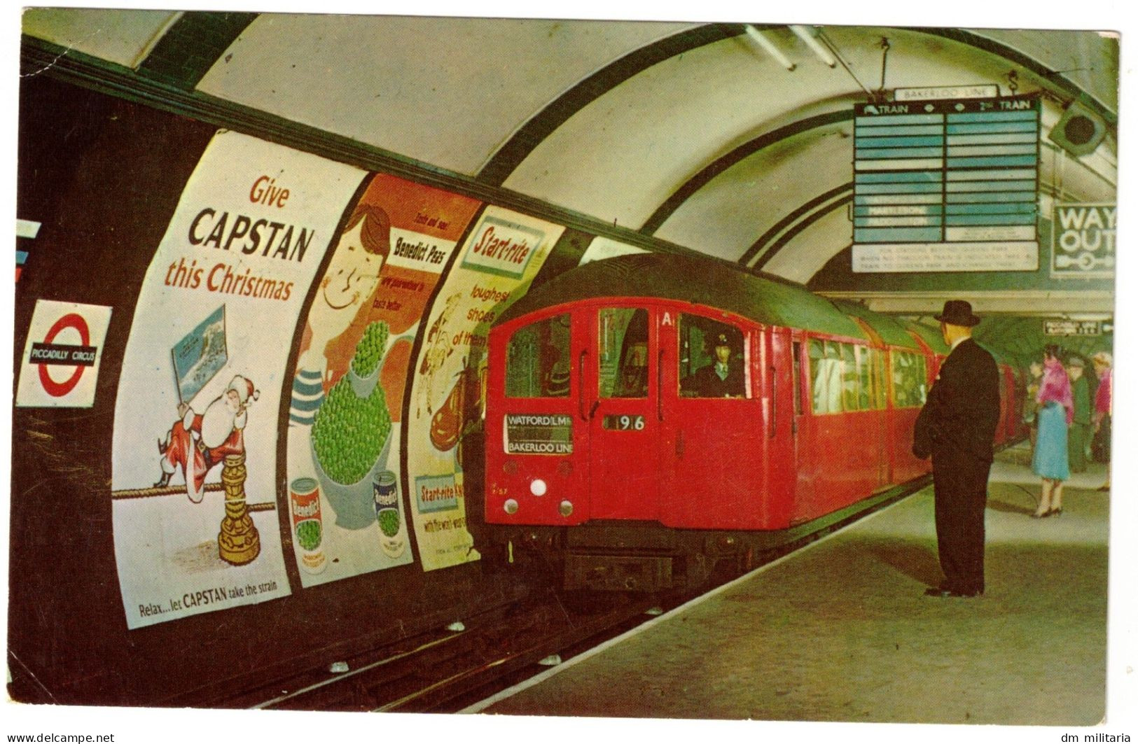 MÉTRO LONDRES - TUBE TRAIN ENTERING PICCADILLY CIRCUS STATION LONDON - ENGLAND - ANGLETERRE - Subway