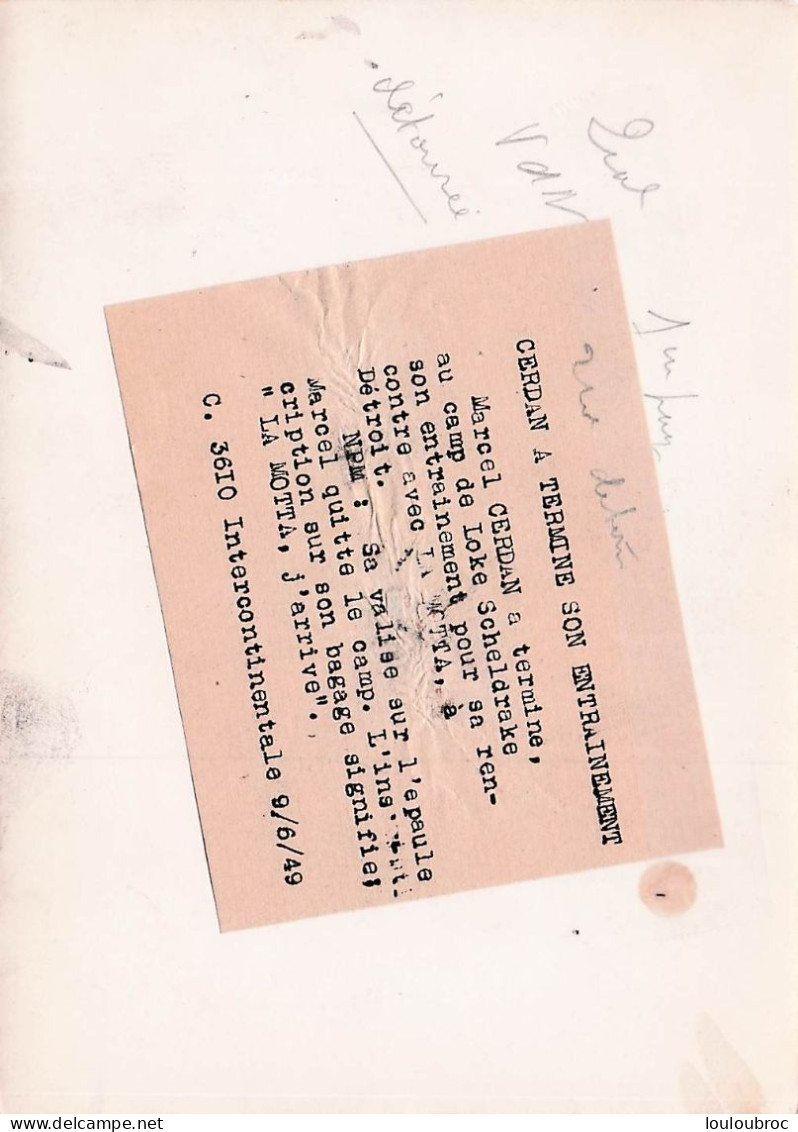 BOXE MARCEL CERDAN 1949 AU DEPART AVANT SON MATCH CONTRE LA MOTTA  ECRIT SUR SA VALISE  PHOTO 18X13CM - Sports