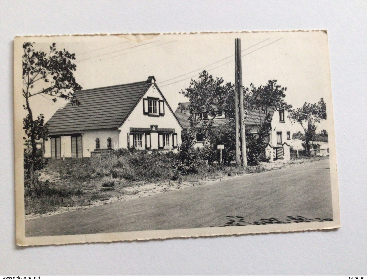 Carte Postale Ancienne (1955) Oostduinkerke Bains / Bad Avenue Des Roses - Rozenlaan - Oostduinkerke