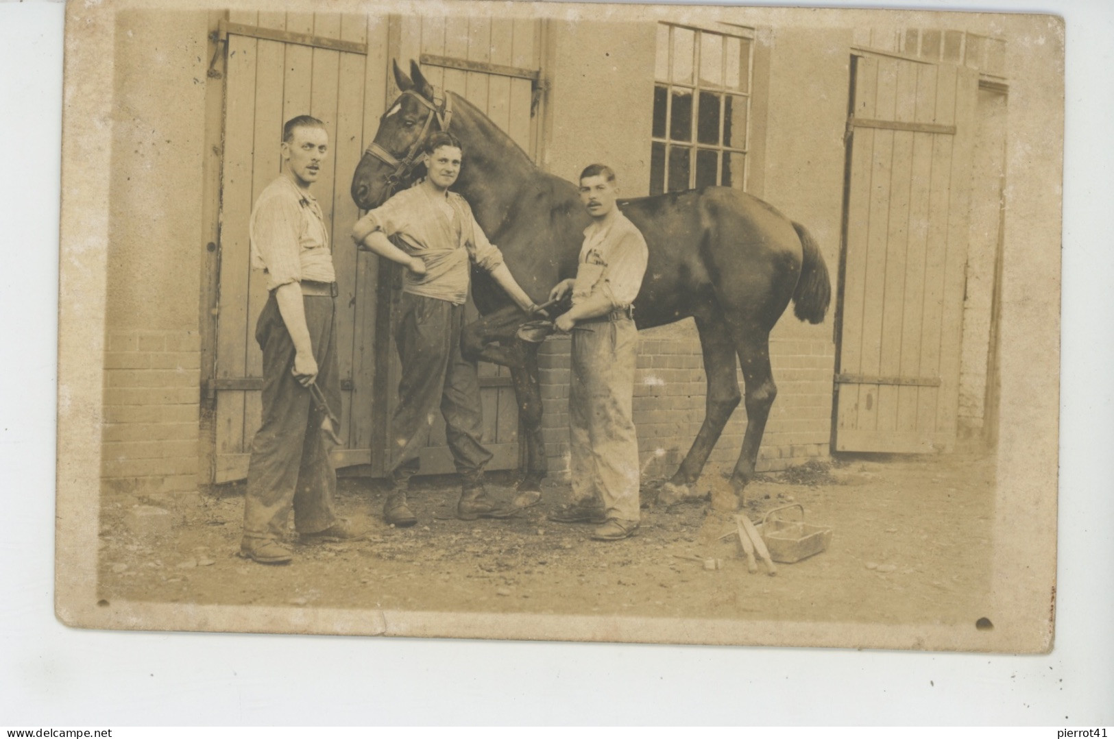 ALLEMAGNE - DUEREN - HORSE - Carte Photo Militaires Dont Maréchal Ferrant Posant Un Fer Sur Sabot D'un Cheval En 1922 - Düren