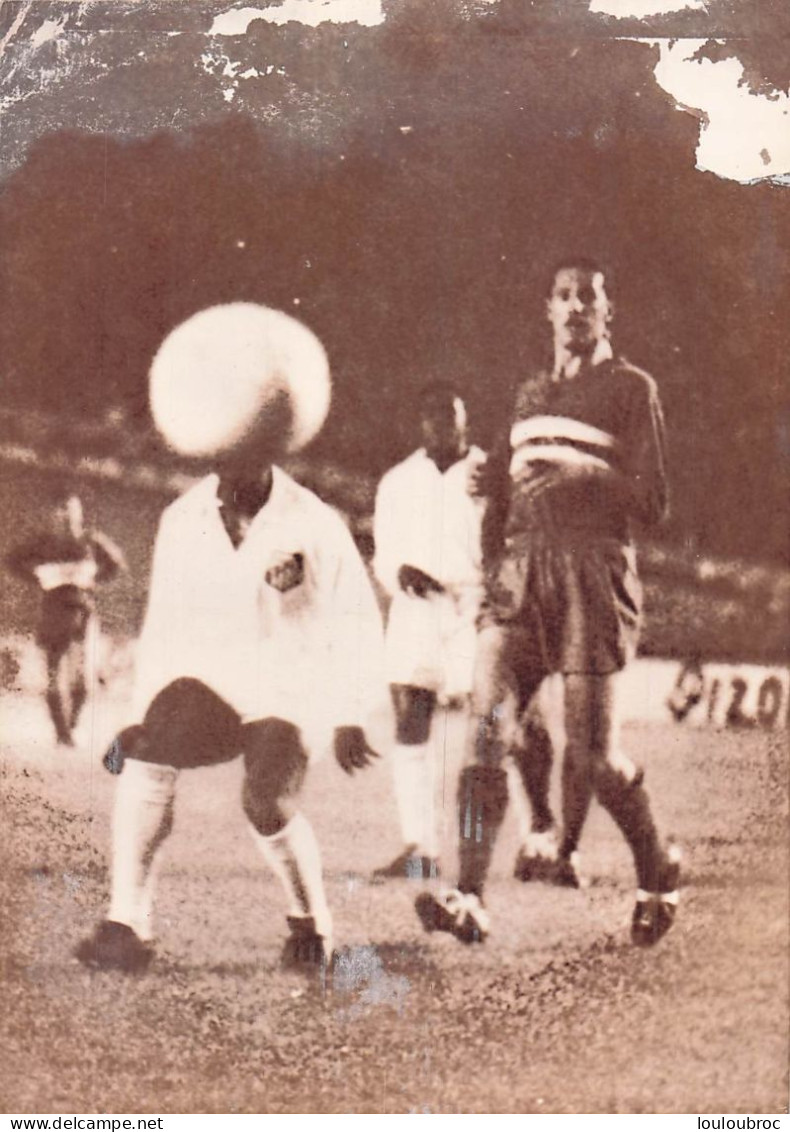 FOOTBALL  10/1962 AU PARC DES PRINCES SANTOS CONTRE RACING CLUB  PELE AU SECOND PLAN   PHOTO 18X13CM - Sporten