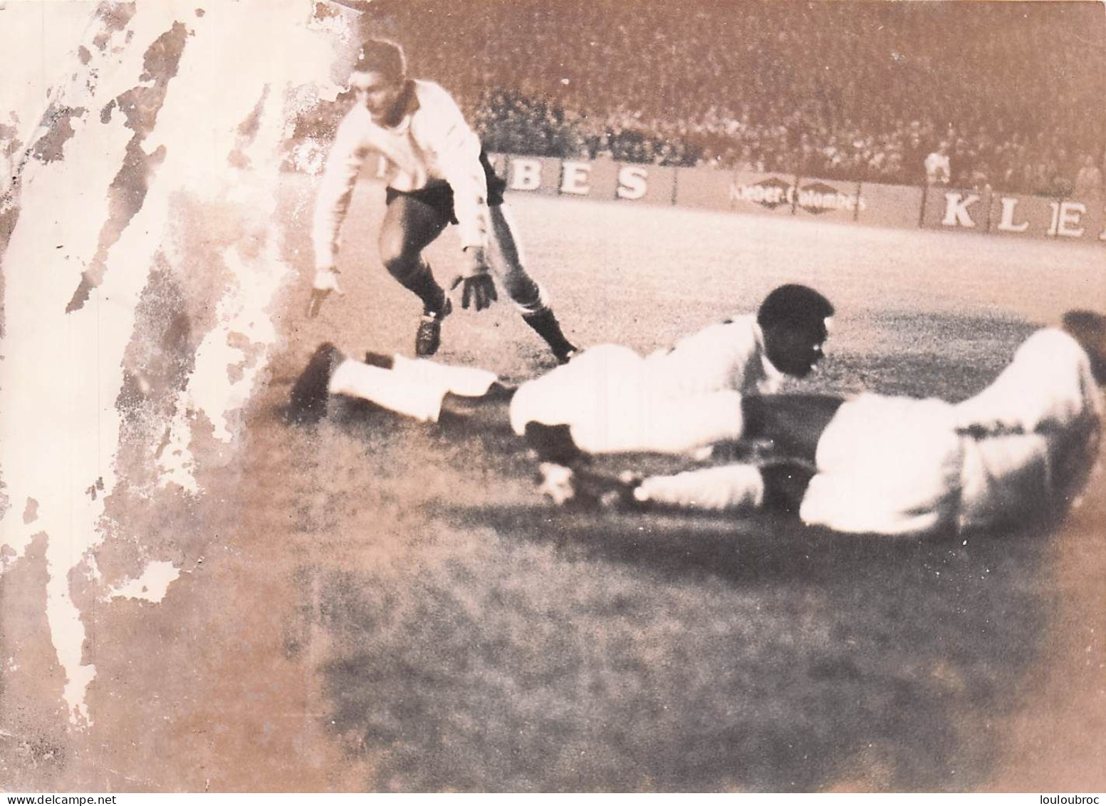 FOOTBALL  10/1962 AU PARC DES PRINCES SANTOS CONTRE RACING CLUB  PELE ET COUTHINO AU SOL PHOTO 18X13CM - Sports