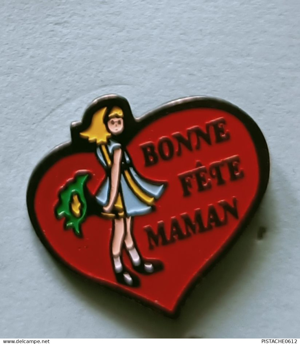 Pin's Bonne Fête Maman Coeur Signé Benny Favel Paris Bruxelles - Autres & Non Classés