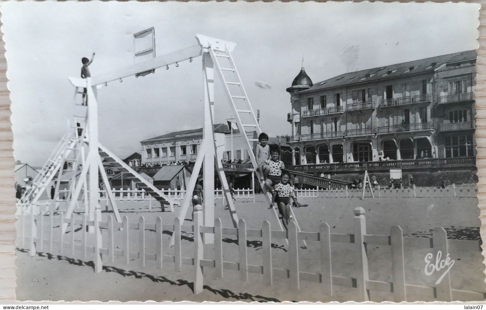 Carte Postale : 33 : SOULAC SUR MER : Les Jeux De La Plage, Animé, Timbre En 1959 - Soulac-sur-Mer