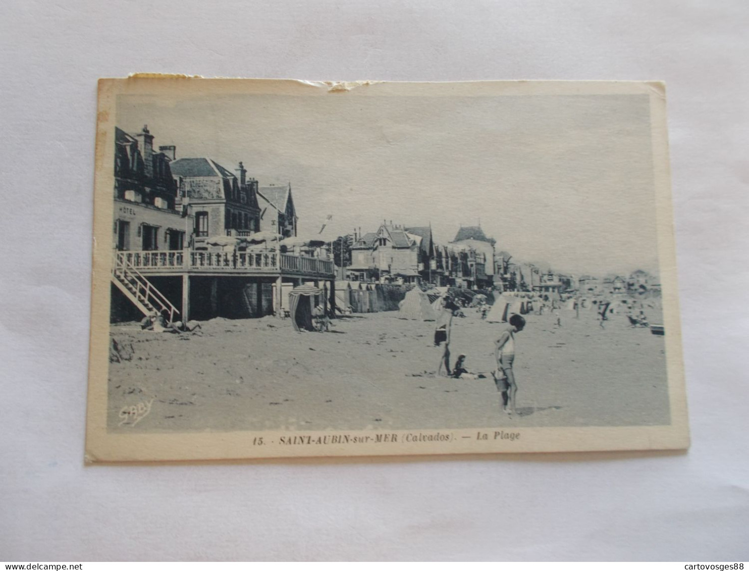 SAINT AUBIN SUR MER ( 14 Calvados ) LA PLAGE  TRES ANIMEES 2 BEAUX TIMBRES AU DOS - Saint Aubin