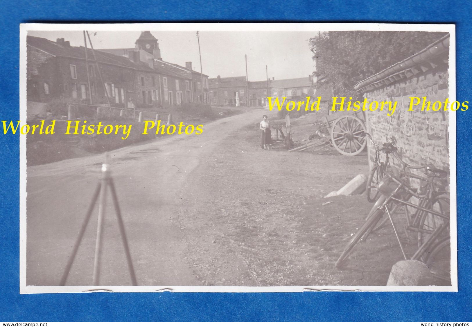 Photo Ancienne Snapshot - SECHEVAL - ARDENNES - Rue Vers L' Eglise - Années 1930 - Trépied Et Vélo Du Photographe - Objects