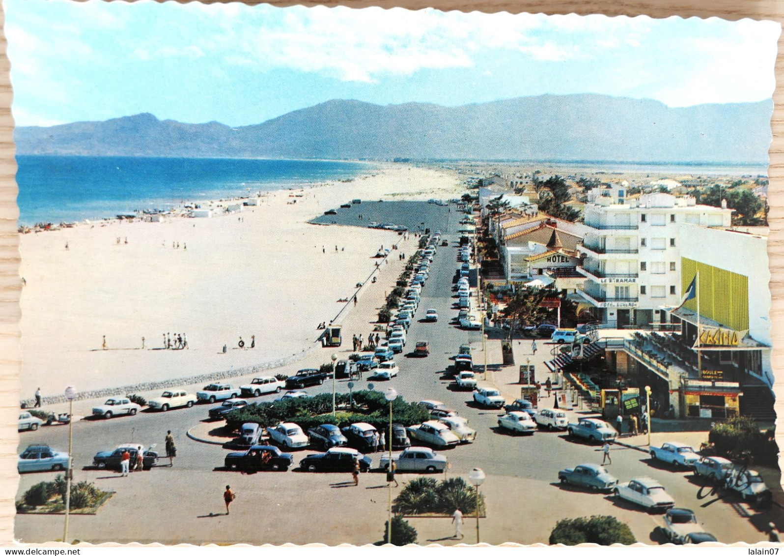 Carte Postale : 66 : CANET PLAGE : La Plage, Au Fond, Saint Cyprien Et Les Albères, Voitures Des Années 1960 - Canet Plage