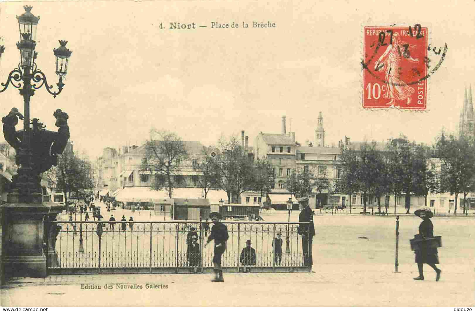 79 - Niort - Place De La Brèche - Animée - Correspondance - CPA - Oblitération Ronde De 1913 - Voir Scans Recto-Verso - Niort