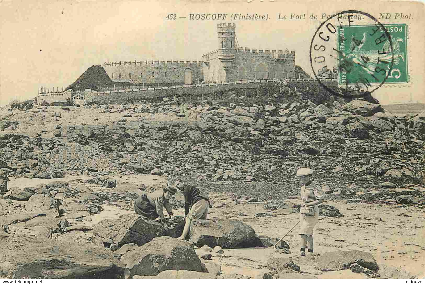 29 - Roscoff - Le Fort  - Animée - CPA - Oblitération Ronde De 1914 - Voir Scans Recto-Verso - Roscoff