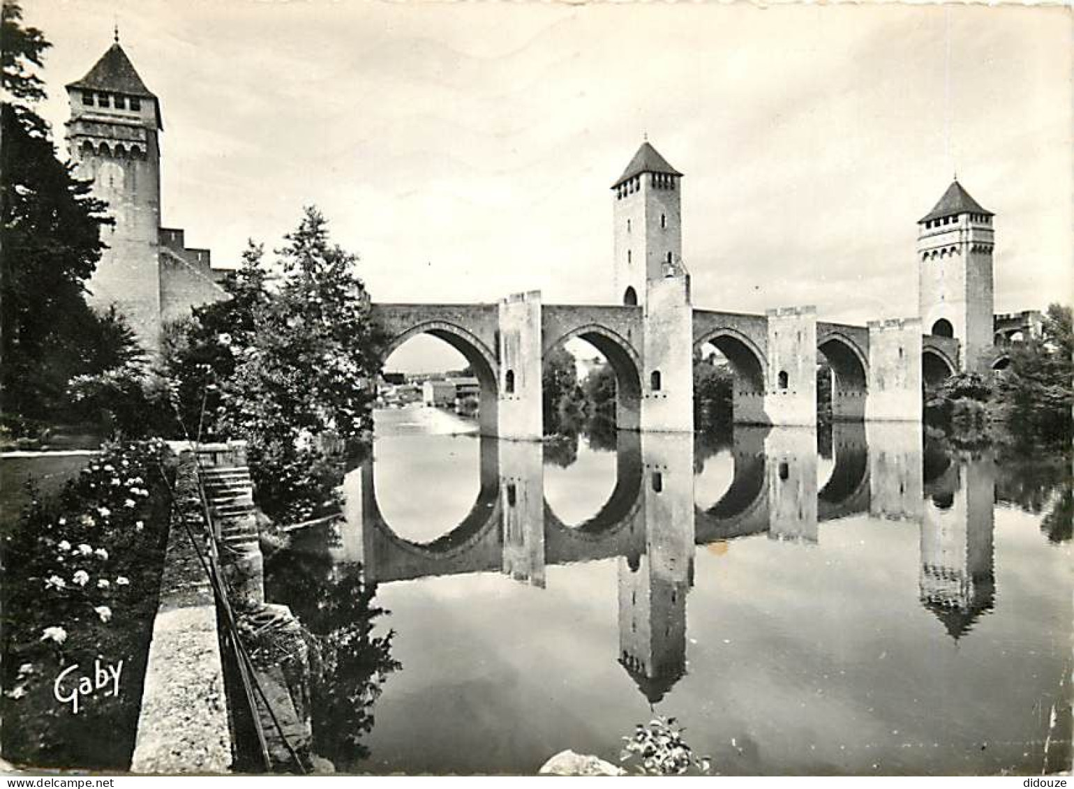 46 - Cahors - Le Pont Valentré Et Le Lot - Carte Dentelée - CPSM Grand Format - Etat Pli Visible - Voir Scans Recto-Vers - Cahors