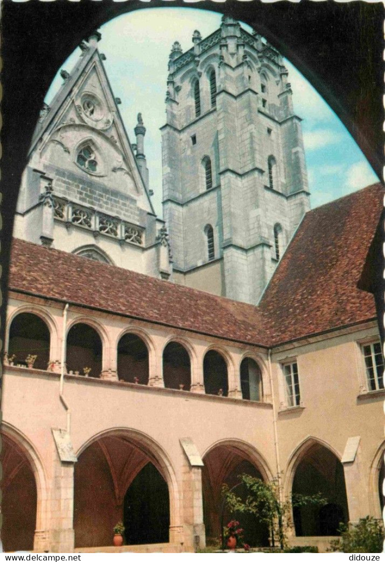 01 - Bourg En Bresse - Eglise De Brou - Le Cloitre - Carte Dentelée - CPSM Grand Format - Voir Scans Recto-Verso - Brou - Iglesia