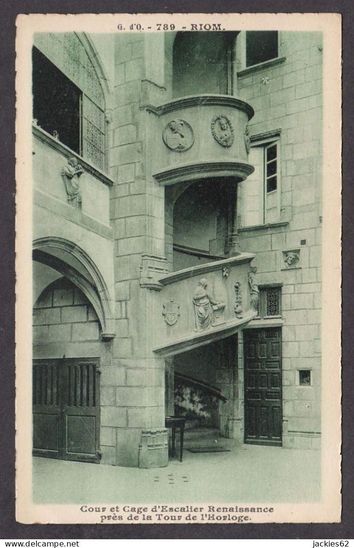 085388/ RIOM, Cour Et Cage D'Escalier Renaissance En Face De La Tour De L'Horloge  - Riom