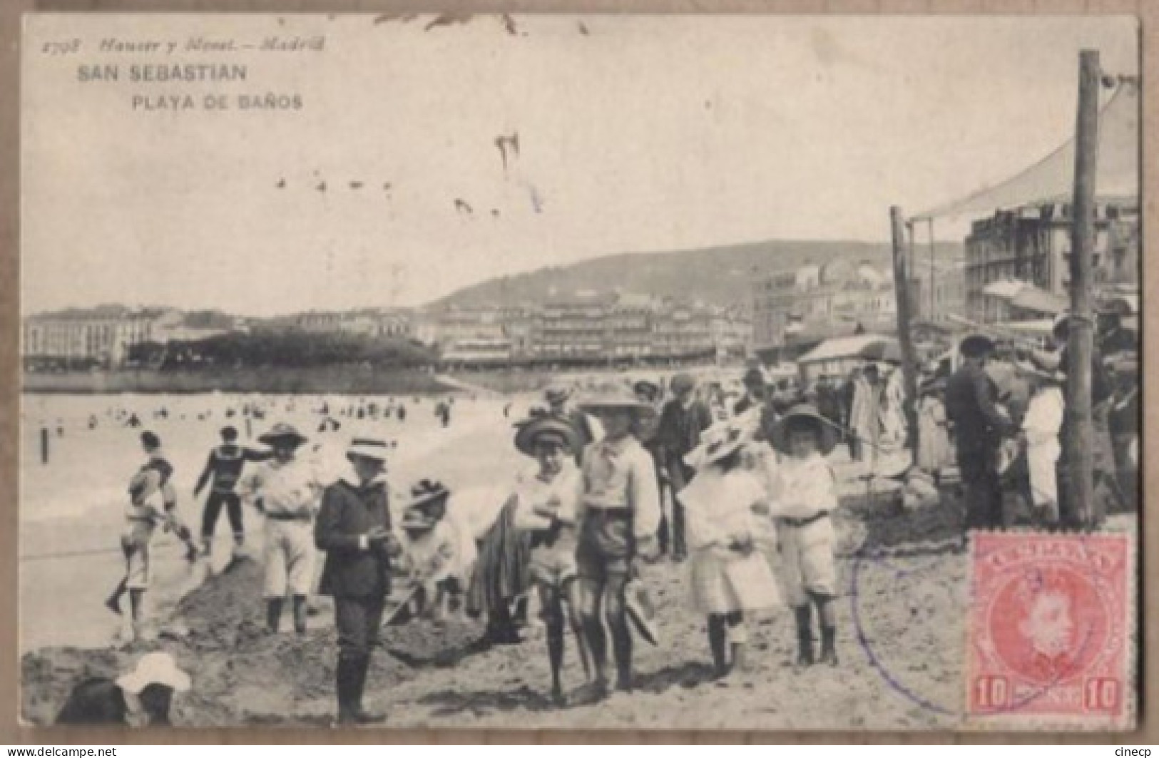 CPA ESPAGNE - SAN SEBASTIAN - SAINT SEBASTIEN - PLAYA DE BANOS - Très Jolie ANIMATION Plage + Vue Ville Derrière - Guipúzcoa (San Sebastián)